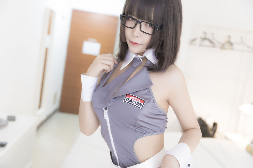 [网红美女Coser] Hold Mo Zi aa "Black Silk Uniform"