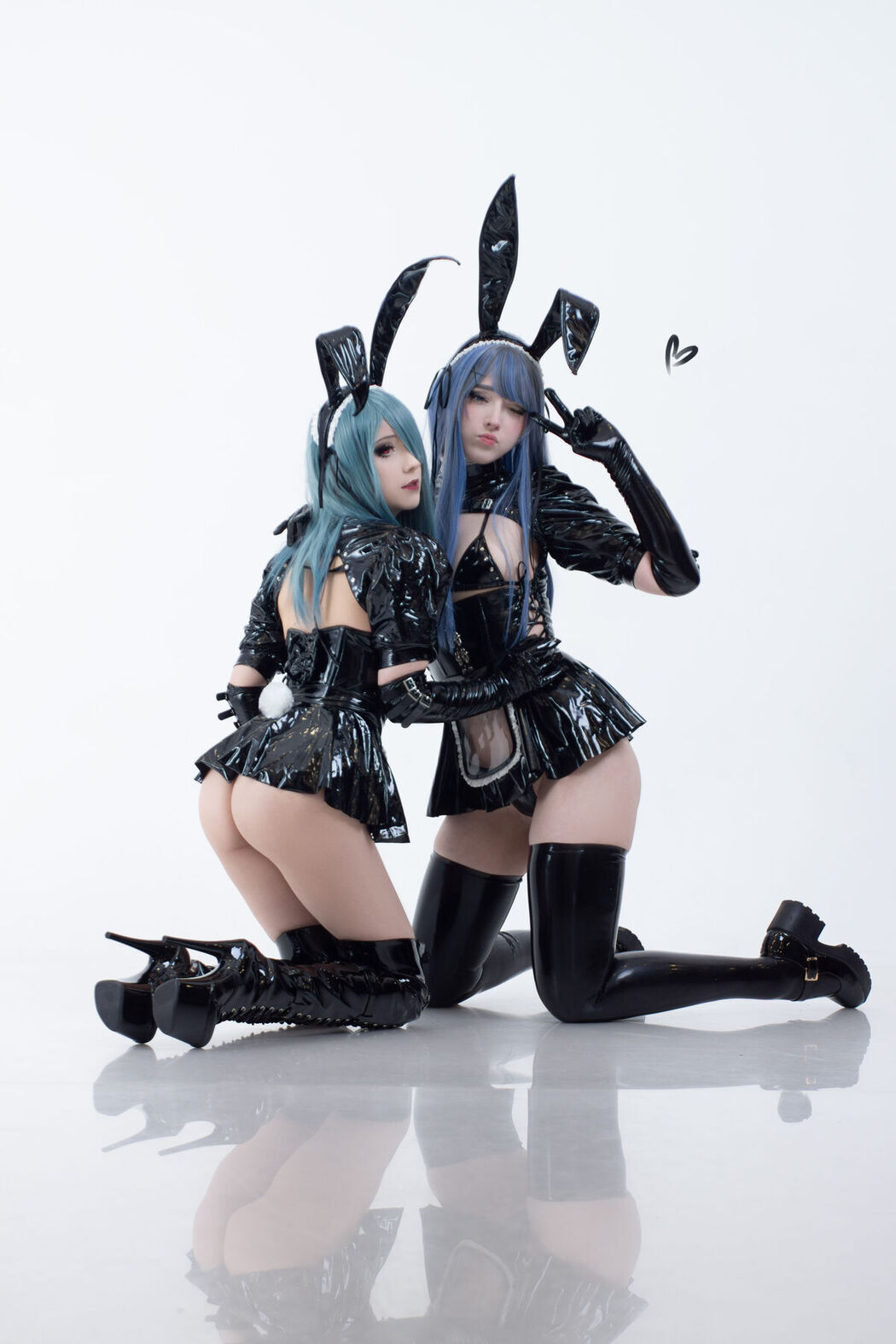 Coser@Candy_Ball &#8211; Latex Bunny Twins