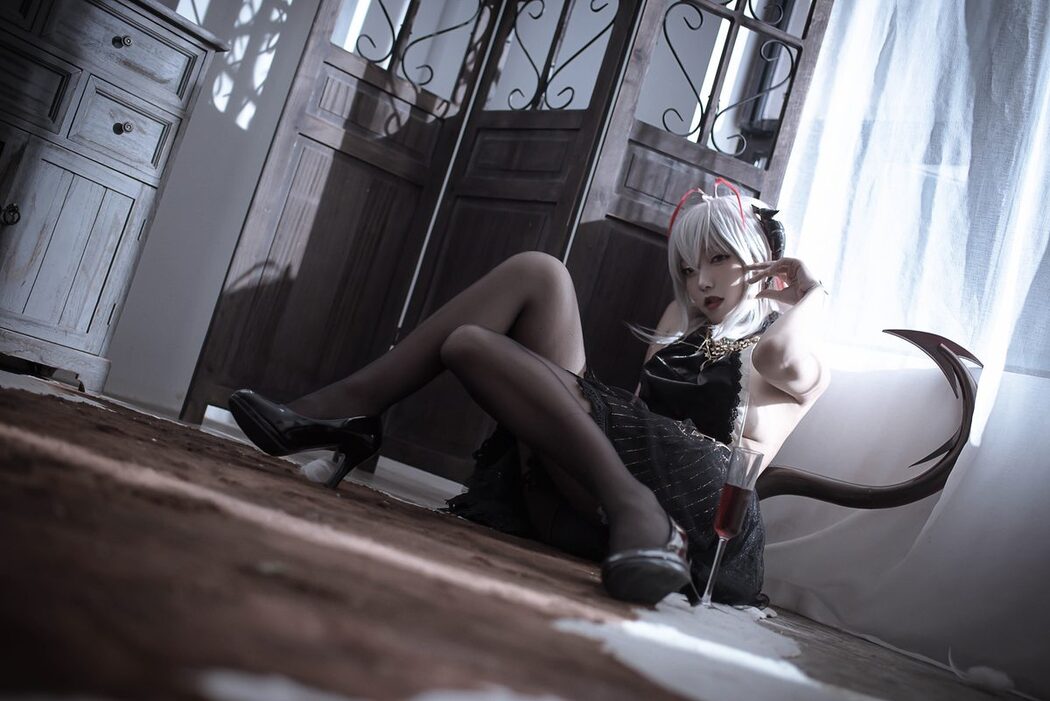 Coser@切切Celia – 明日方舟 W 礼服