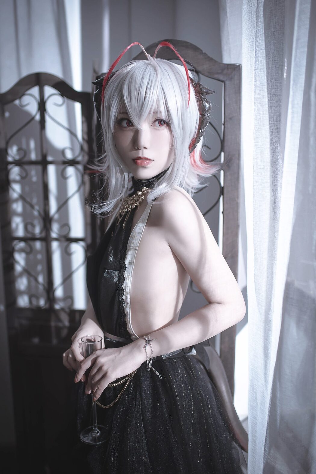 Coser@切切Celia – 明日方舟 W 礼服