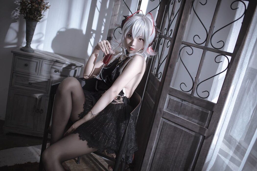 Coser@切切Celia – 明日方舟 W 礼服