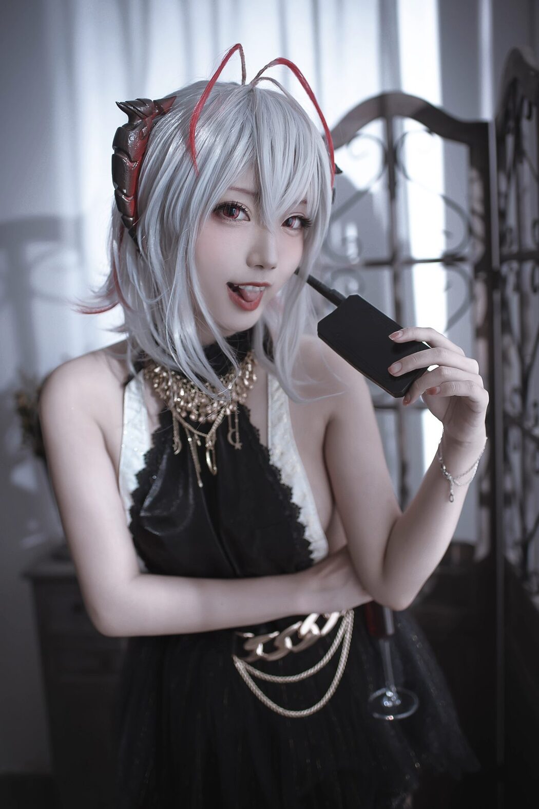 Coser@切切Celia – 明日方舟 W 礼服