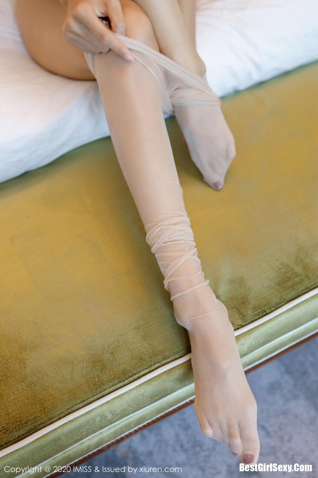 [IMISS] Vol.453 Tight-fitting costume Liu Yi Lei sexy private room photo