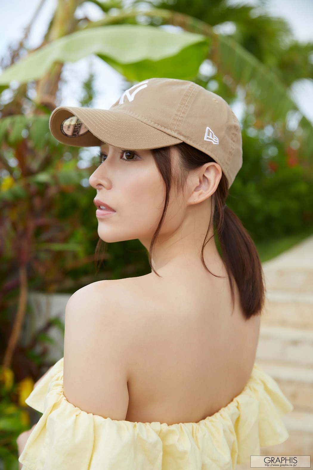 Mayuki Ito 伊藤舞雪, [Graphis] Gals &#8220;MORE&#8221; Vol.01