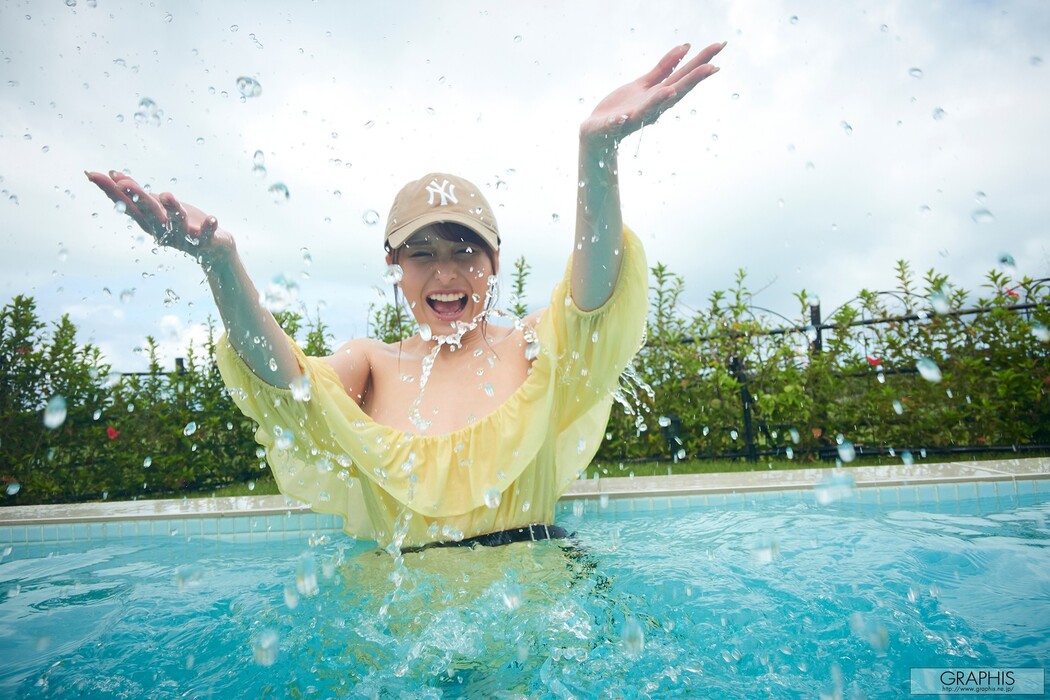 Mayuki Ito 伊藤舞雪, [Graphis] Gals &#8220;MORE&#8221; Vol.01