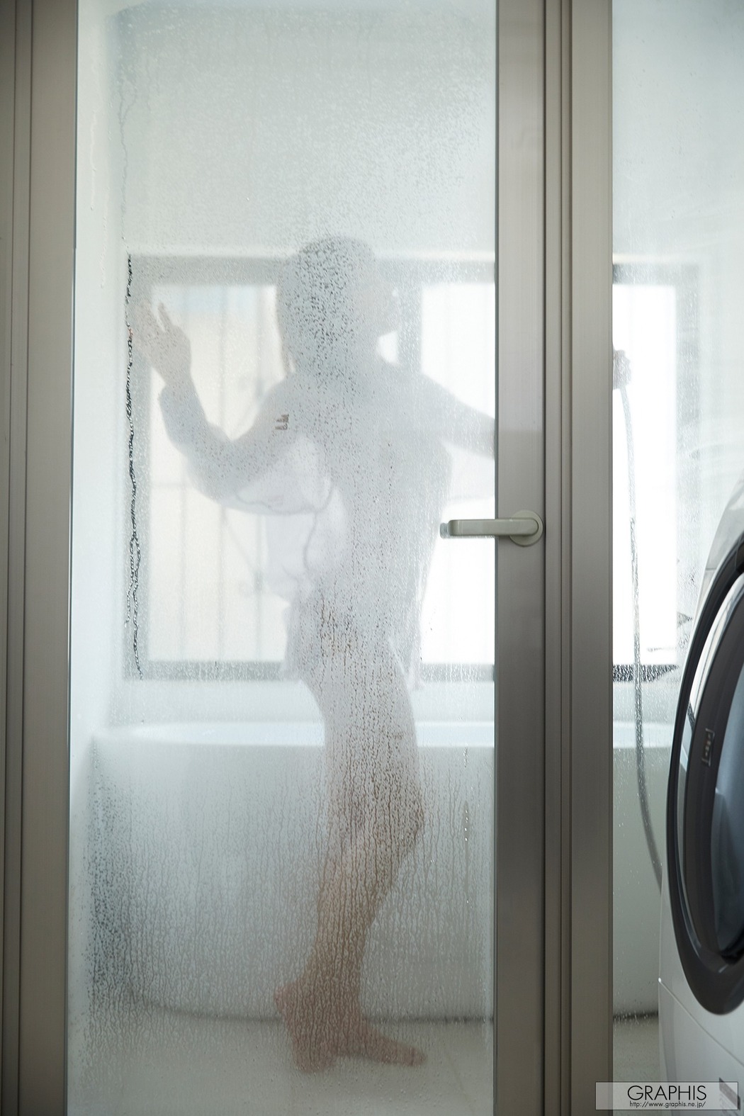 Mayuki Ito 伊藤舞雪, [Graphis] Gals &#8220;MORE&#8221; Vol.02