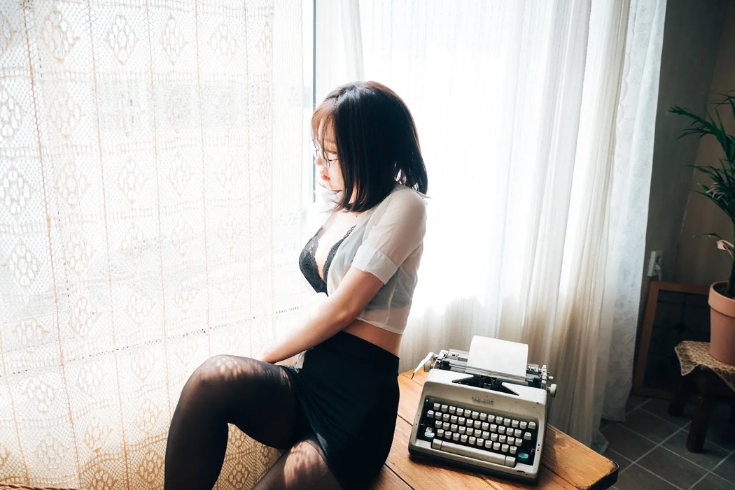 Son Yeeun 손예은, [LOOZY] Officegirl&#8217;s Vacation Vol.01