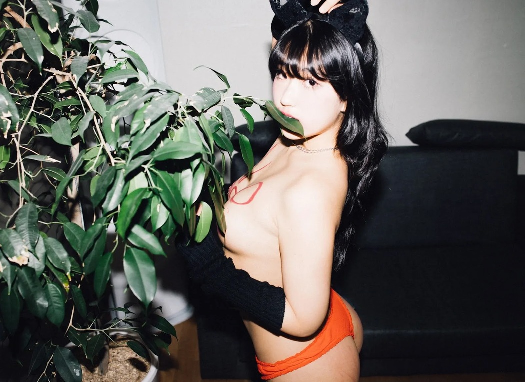 Ji-Eun Lim 임지은, [Moon Night Snap] Weirdness