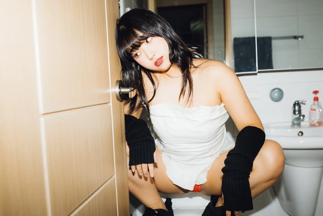 Ji-Eun Lim 임지은, [Moon Night Snap] Weirdness