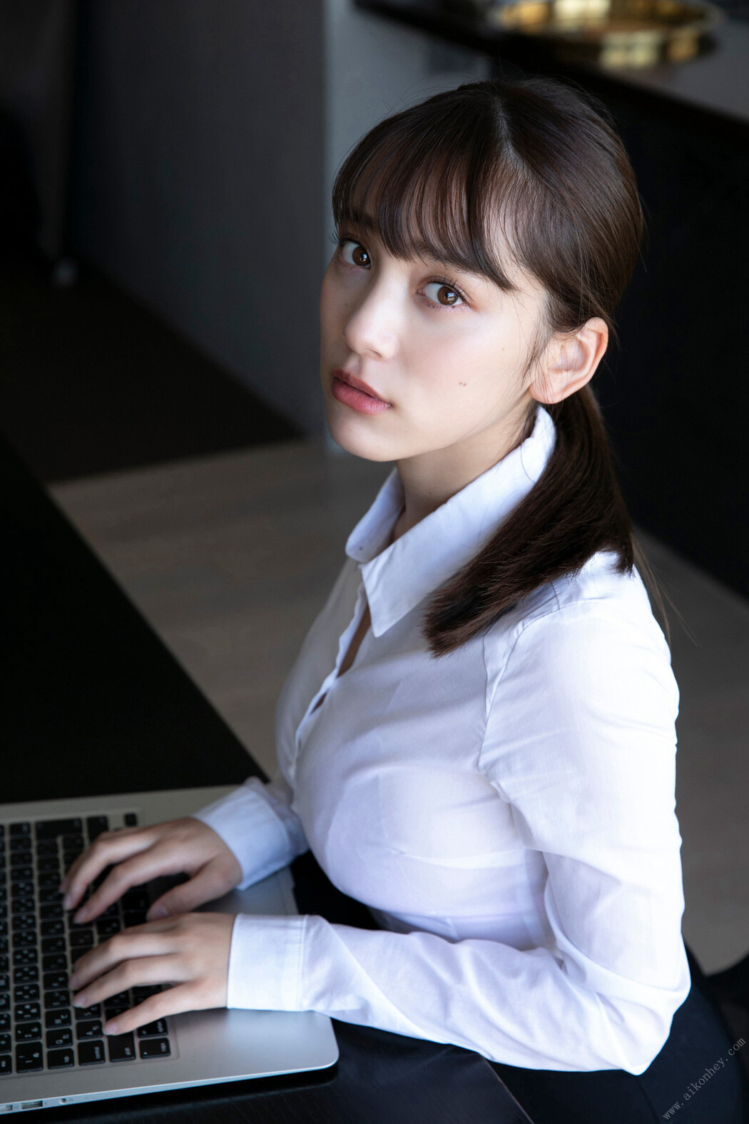 Sayaka Tomaru 都丸紗也華, FLASHデジタル写真集 着衣巨乳～ぴっちぴち～ Set.01