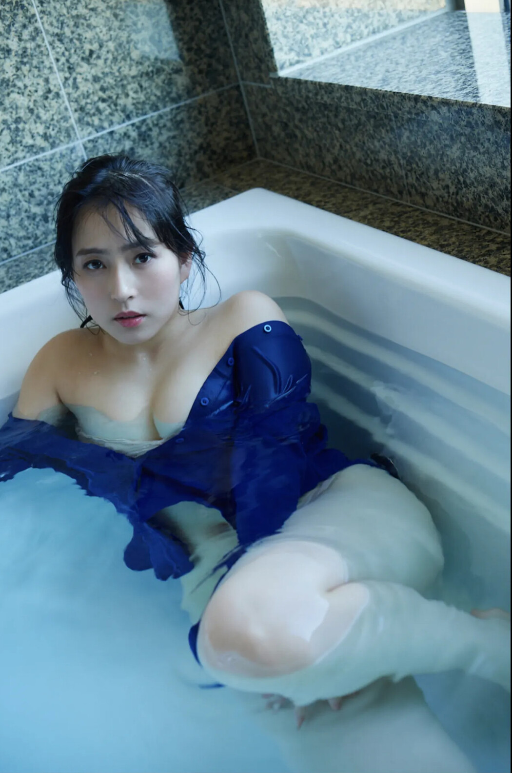 Shiori Usui 薄井しお里, ＦＲＩＤＡＹデジタル写真集 「ノーパン女子アナウンサー Vol.01」 Set.02