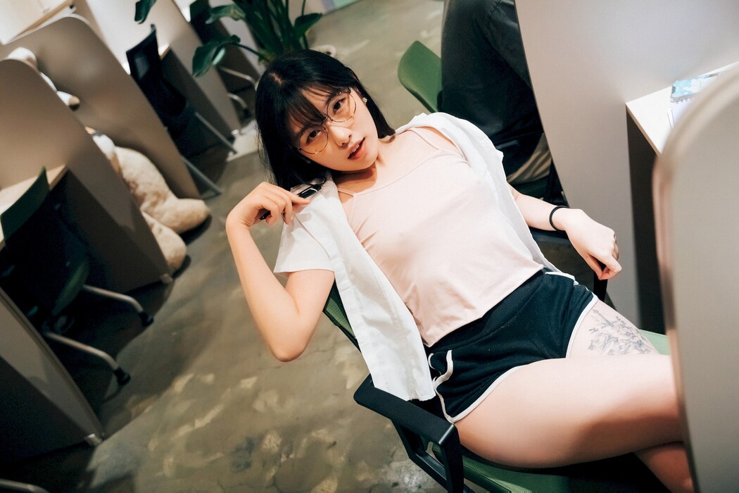 Sonson 손손, [Loozy] Reading Room Set.01 Cover Photo
