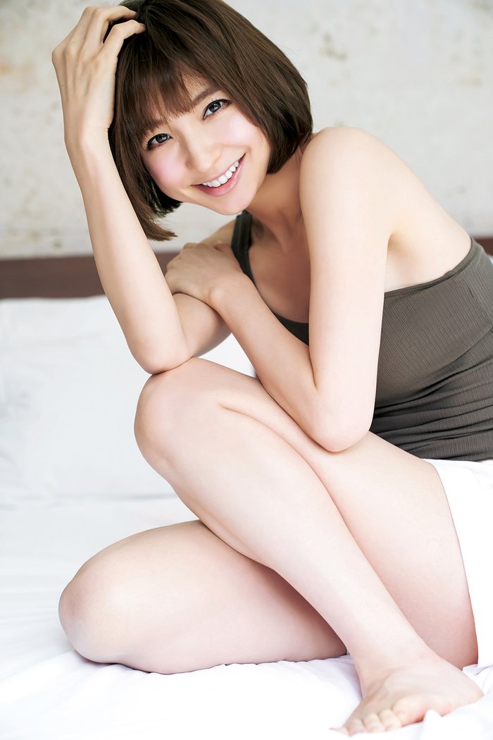 Mariko Shinoda 篠田麻里子, Young Jump 2019 No.18 (ヤングジャンプ 2019年18号)