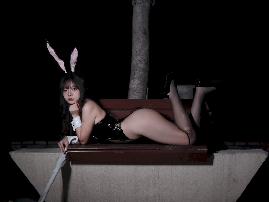 Cosplay Yuuhui玉汇 雨中透明兔女郎