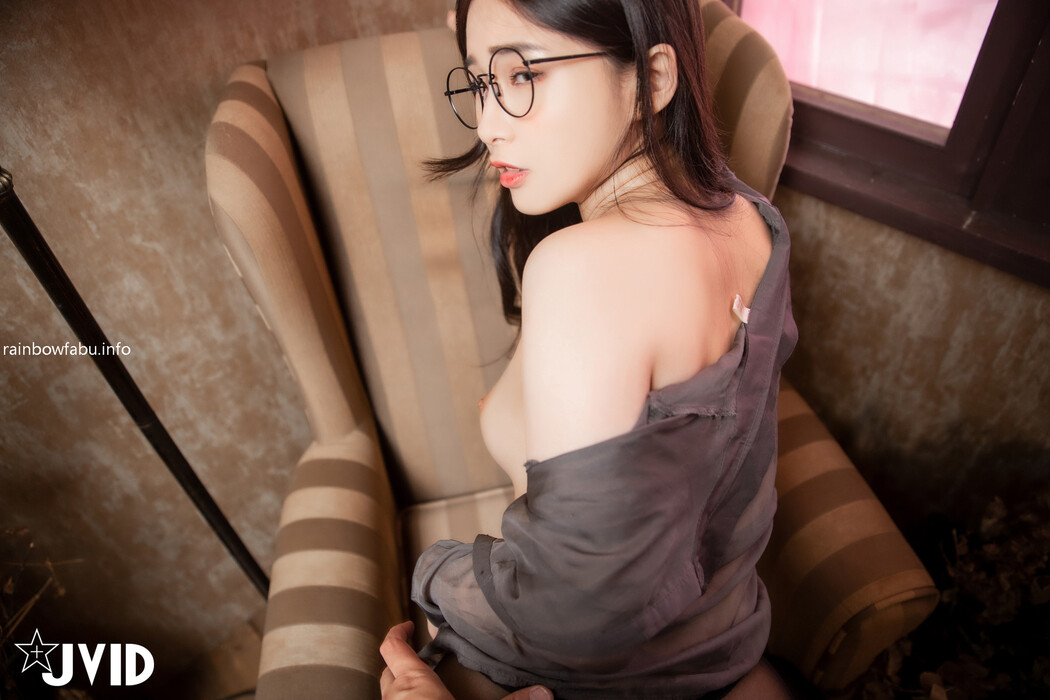 JVID精品 情趣女僕 高顏值甜美女神婕咪 拿主人的小熊自慰被發現 Vol.01