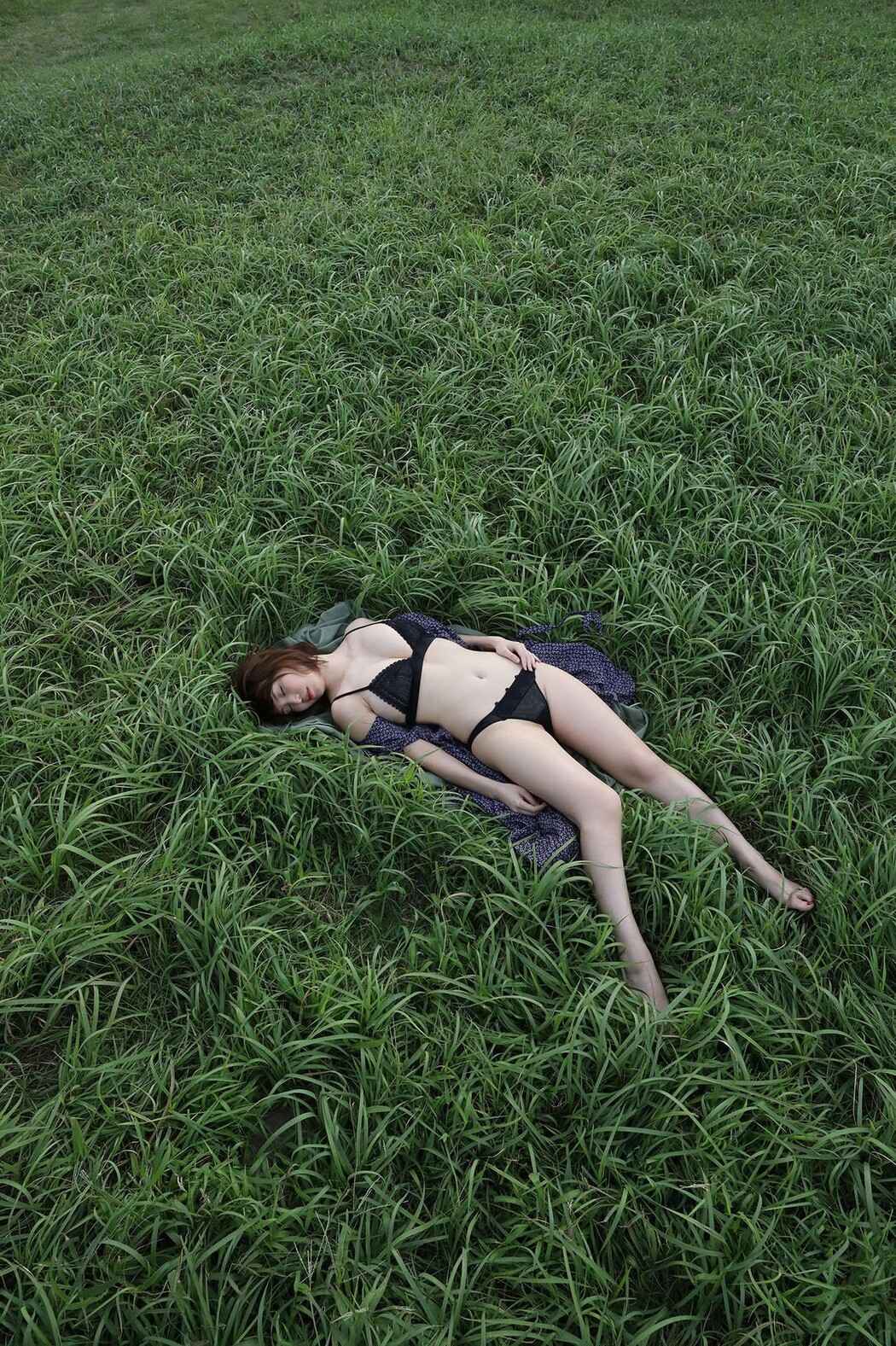 Misumi Shiochi 塩地美澄, ＦＲＩＤＡＹデジタル写真集 「日本一のフェロモン美女アナと官能トリップ」 Set.02