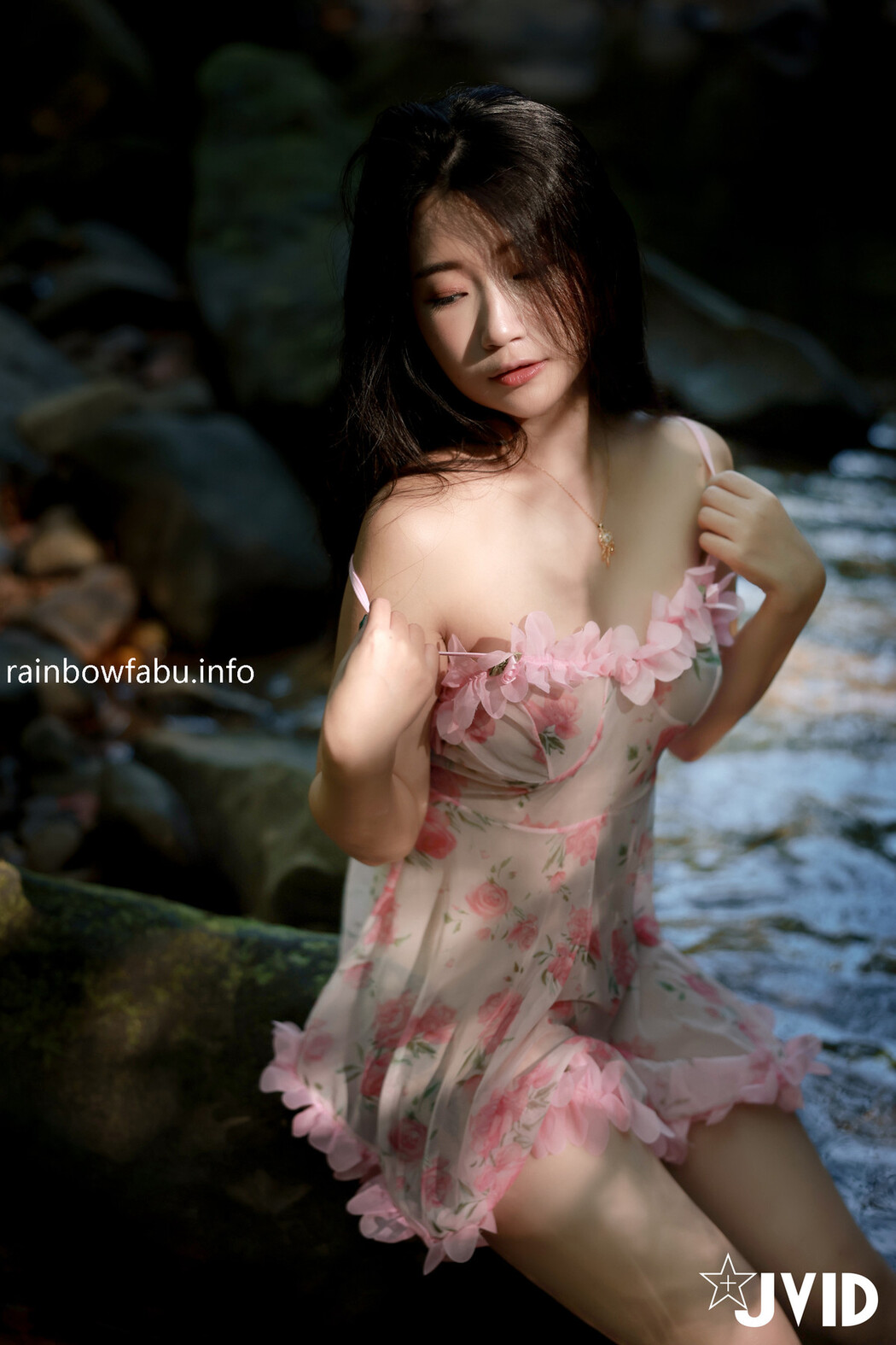 JVID精品 肉包-山谷里小溪边 Vol.01