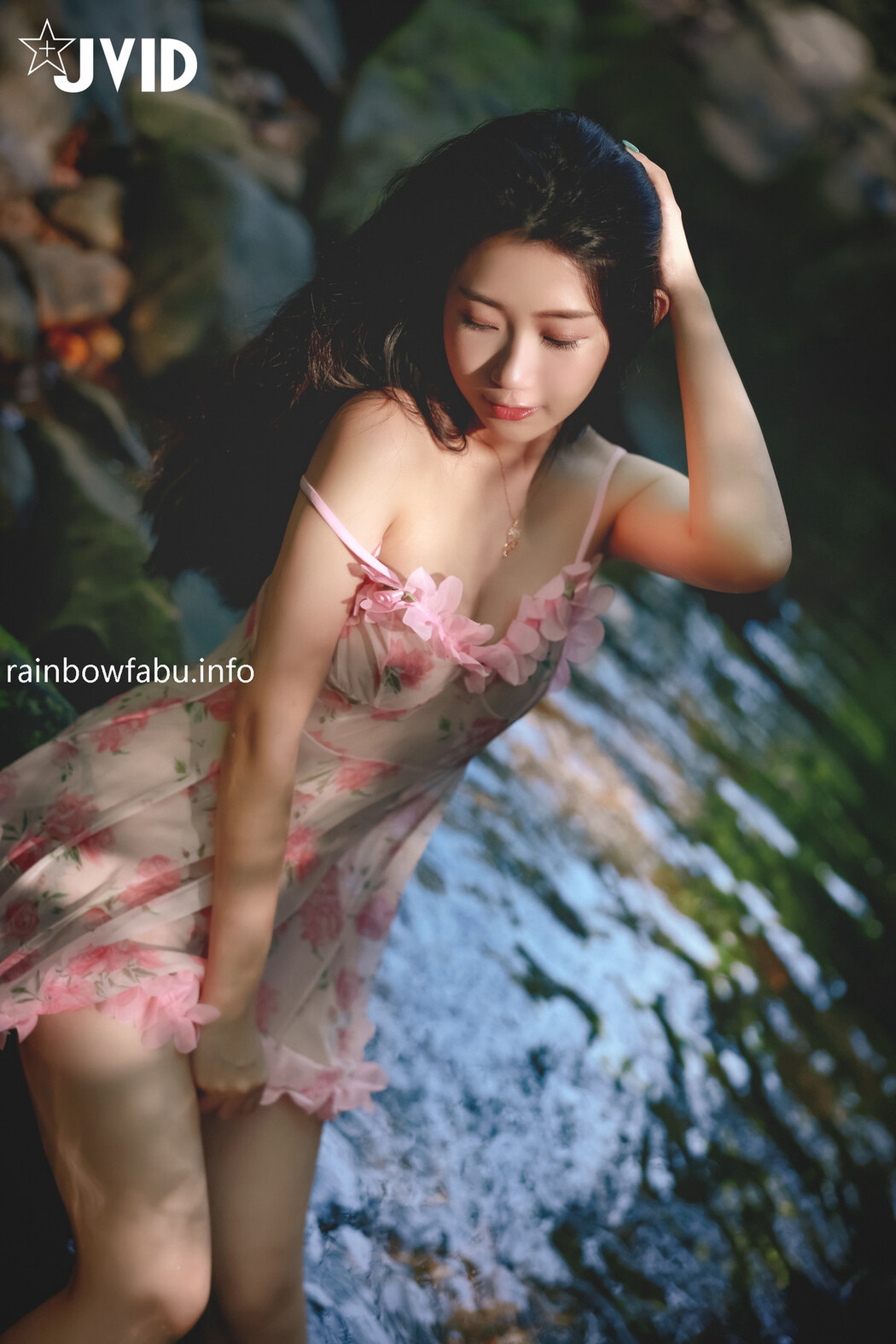 JVID精品 肉包-山谷里小溪边 Vol.01