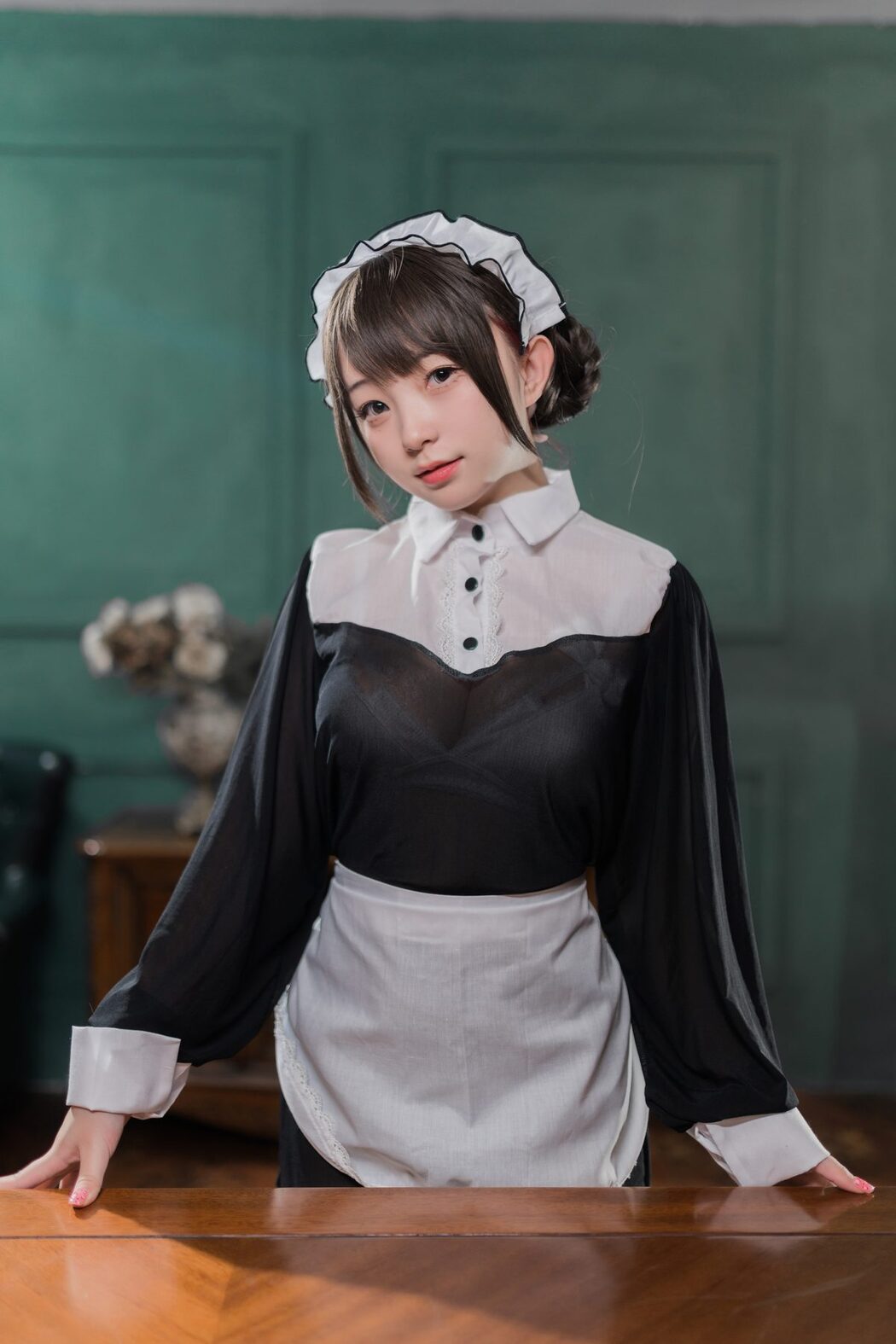 Coser@花铃 – 黑丝透明短裙女仆