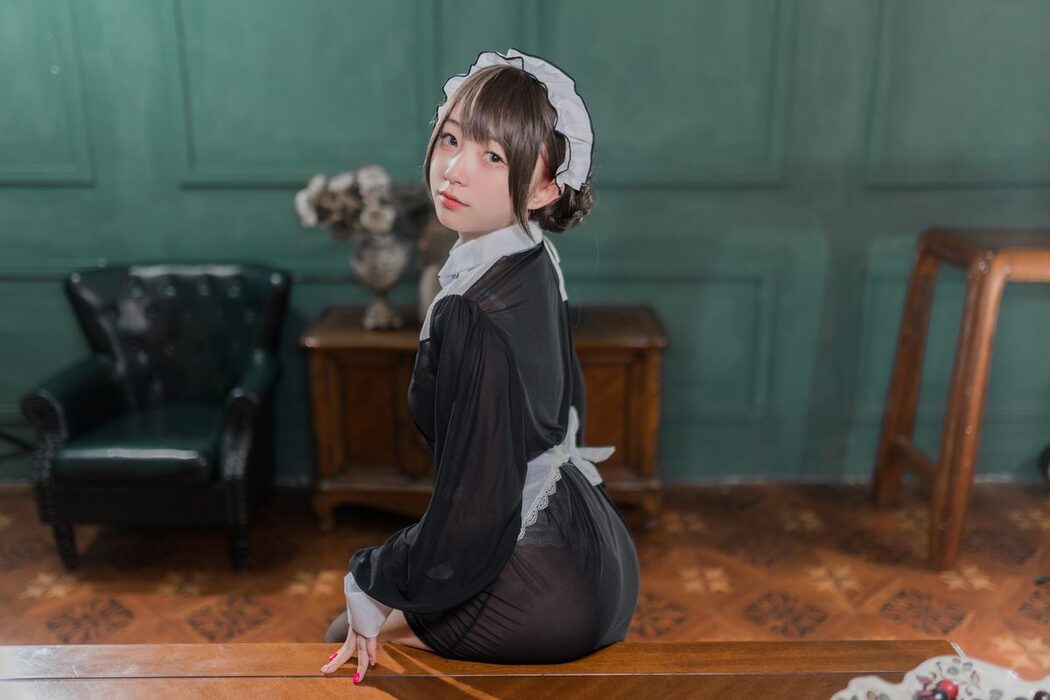 Coser@花铃 – 黑丝透明短裙女仆