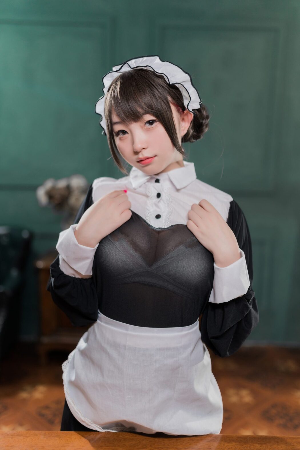 Coser@花铃 – 黑丝透明短裙女仆