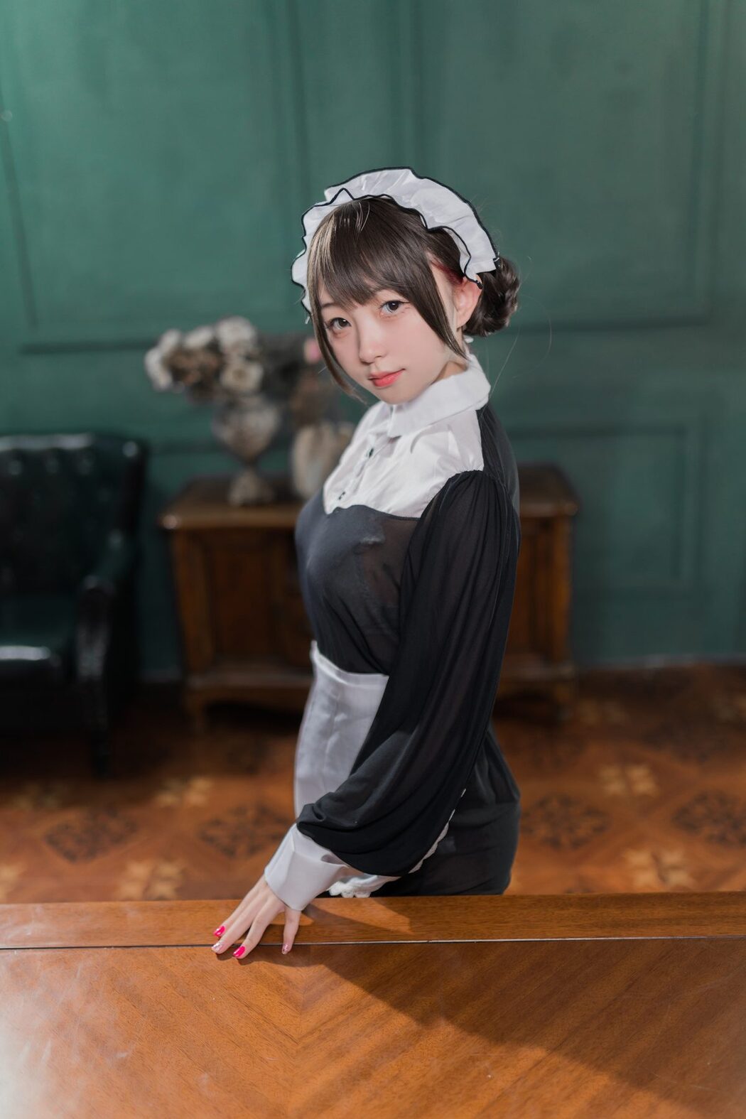 Coser@花铃 – 黑丝透明短裙女仆