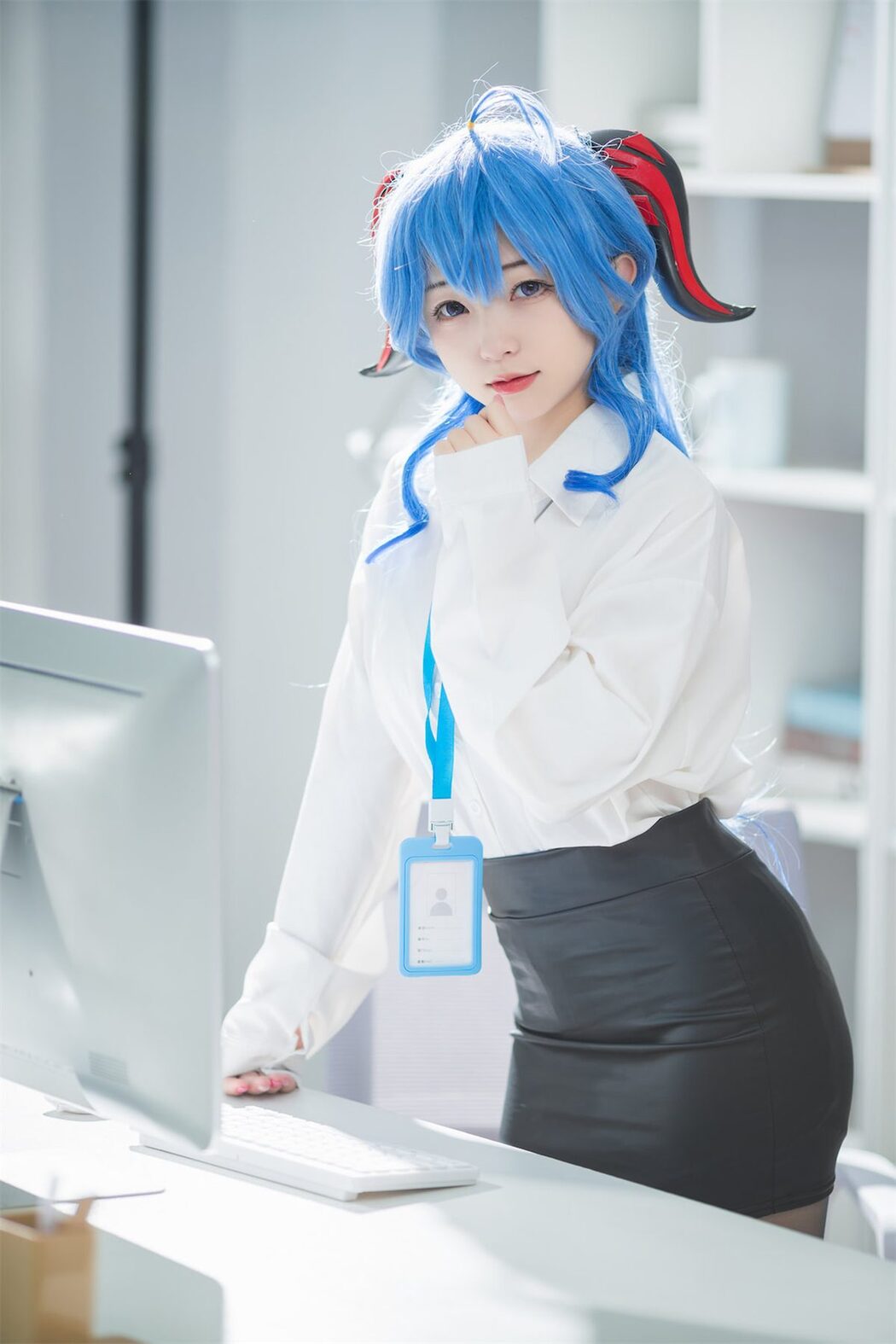 Coser@花铃 – 甘雨秘书OL