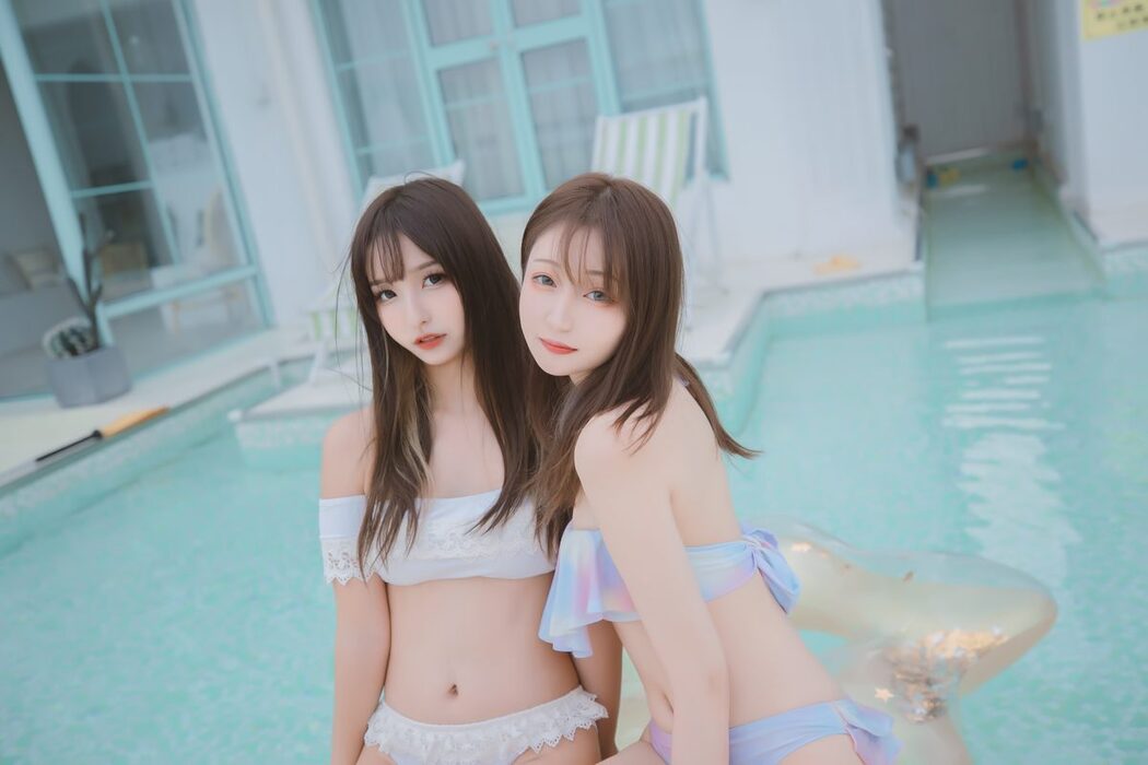 Coser@神楽坂真冬 Vol.058 绝对企画-夏日双人比基尼 笑颜水时计 A