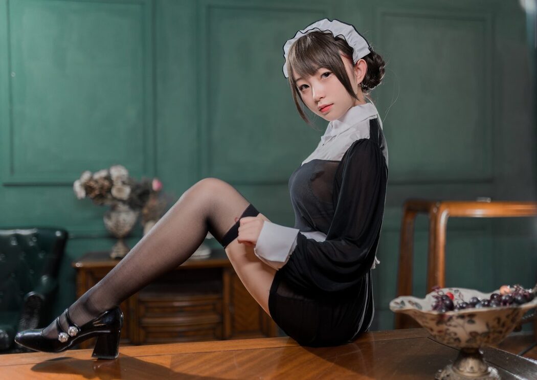 Coser@花铃 – 黑丝透明短裙女仆