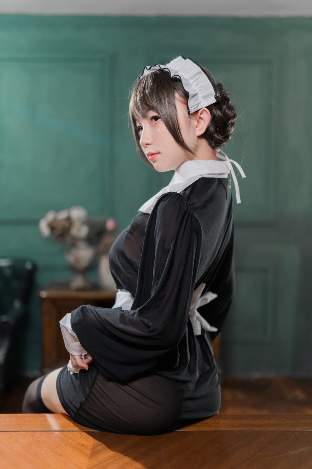 Coser@花铃 – 黑丝透明短裙女仆