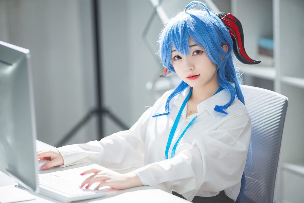 Coser@花铃 – 甘雨秘书OL