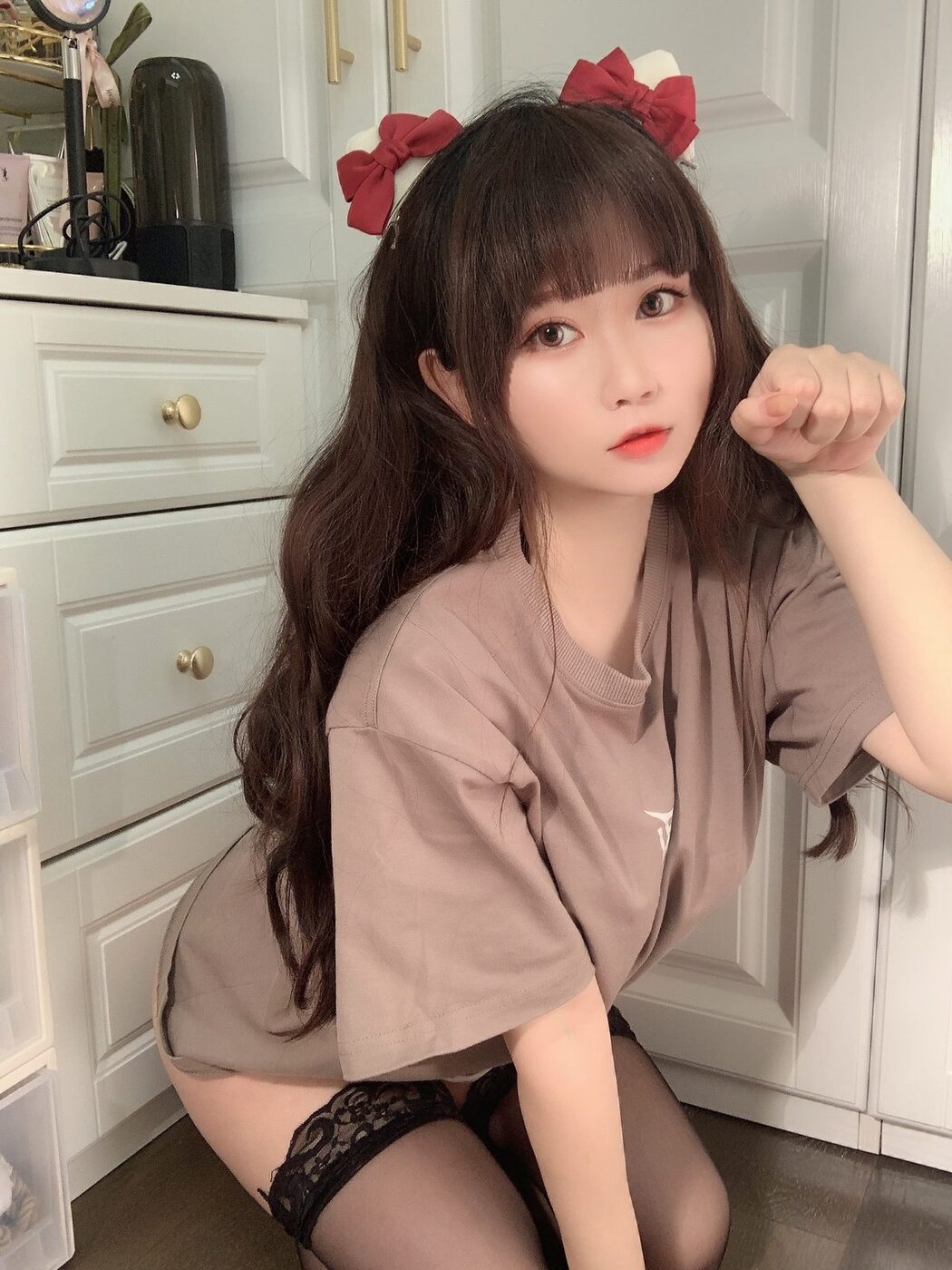 Coser@蜜桃少女是依酱呀 – T恤底下