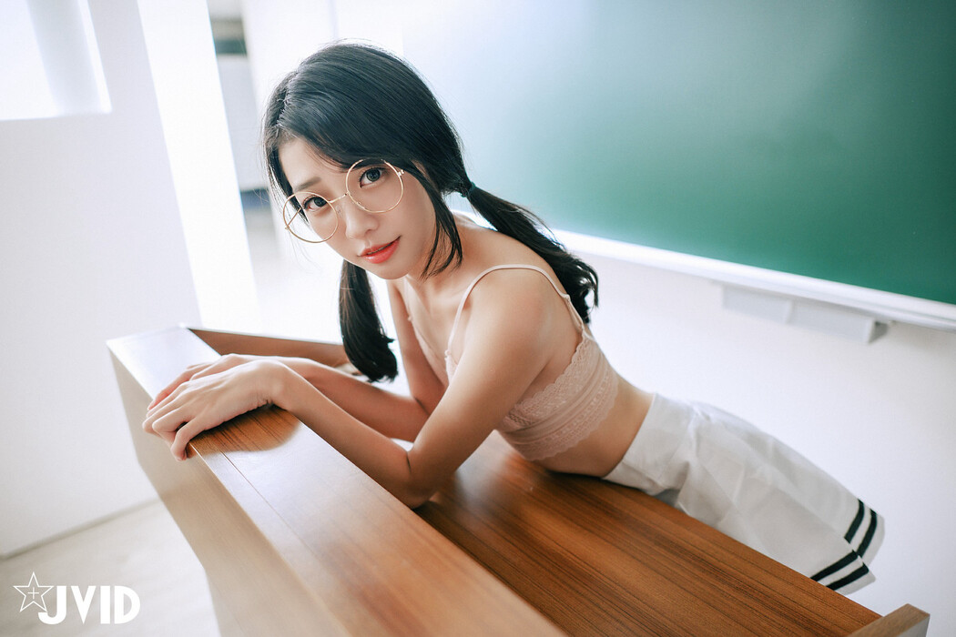 JVID精品 高顏值甜美學妹誘惑🔥清純校花🔥放學後的教室,學妹說她喜歡我 Vol.01