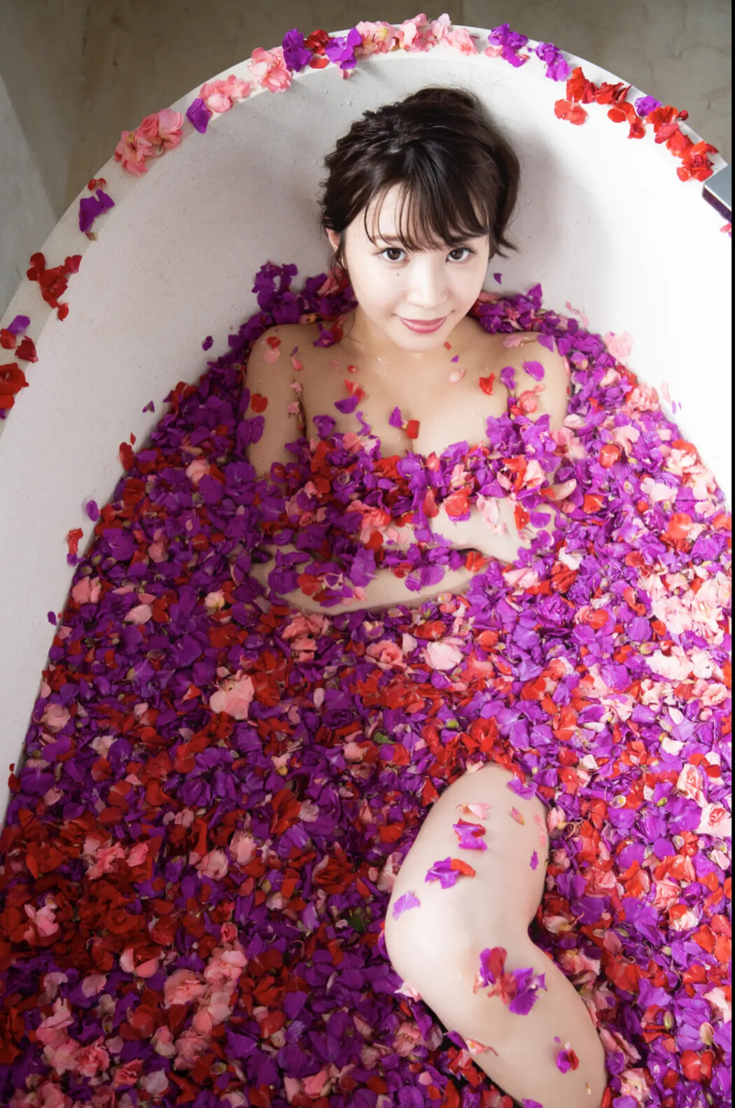 Kairi 海里, ＦＲＩＤＡＹデジタル写真集 『元高級デパート受付嬢が脱いだっ』 Set.01