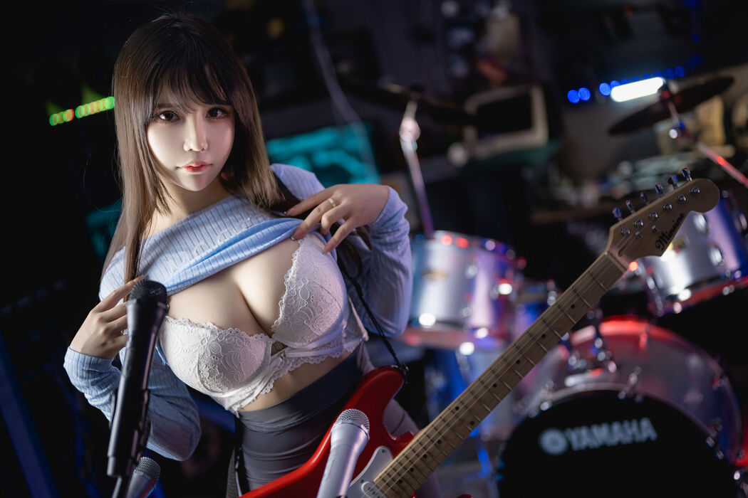 [Internet celebrity COSER photo] Two-dimensional girl hugs Mo Zi aa-guitar sister