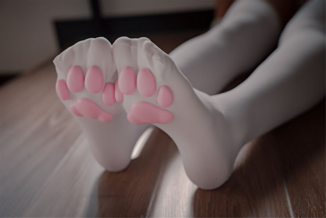 [Net Red COSER Photo] Sister Xuan Xiao - Cat Claw Socks