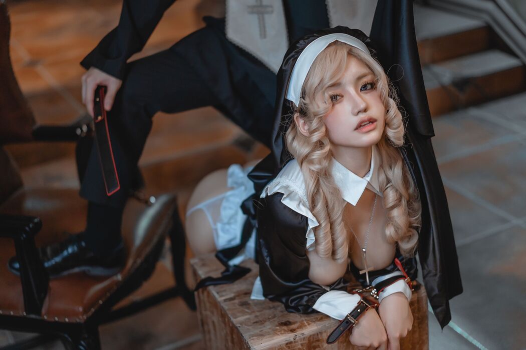 [Net Red COSER Photo] A Smile and Fragrance Photo - Father and Nun