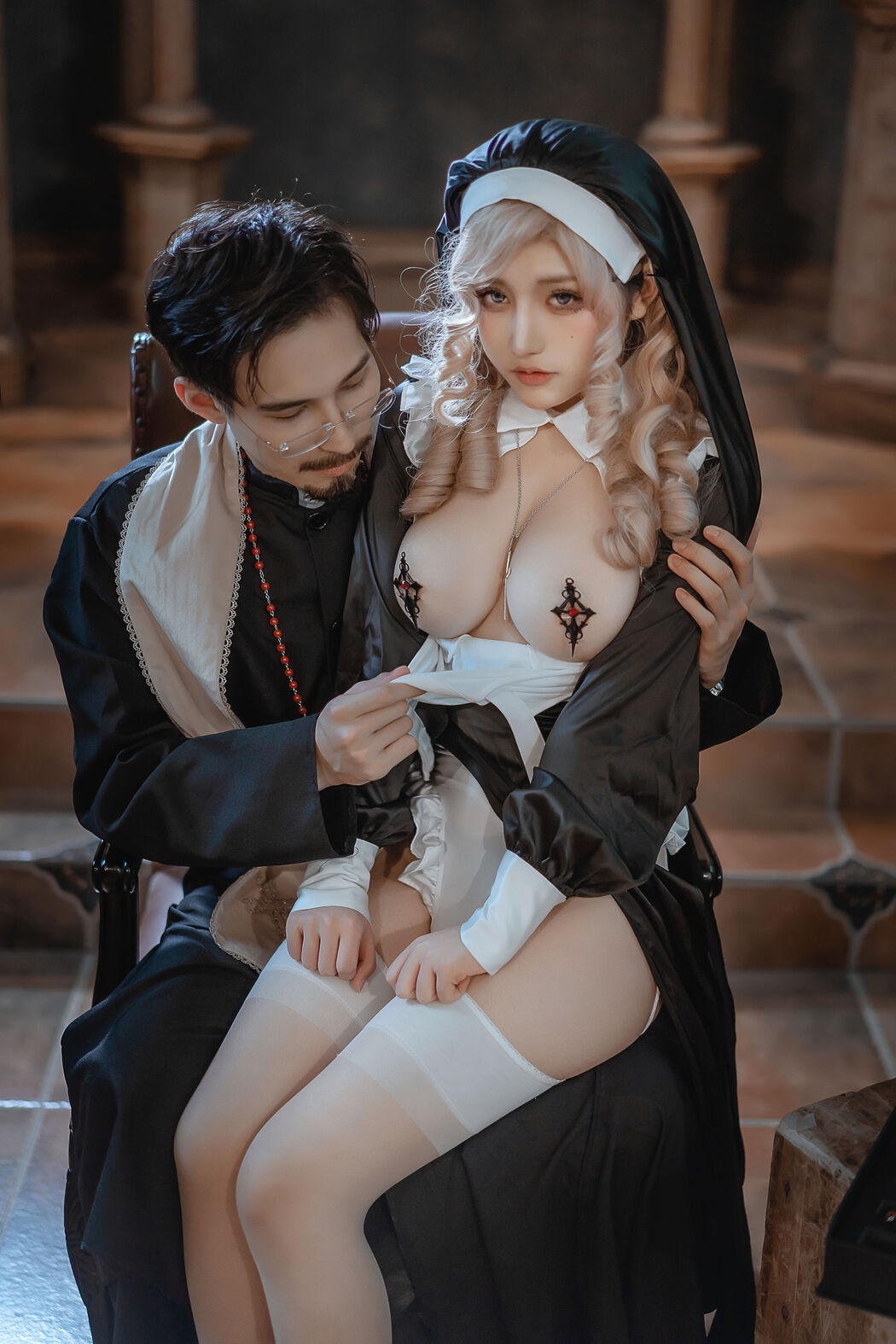 [Net Red COSER Photo] A Smile and Fragrance Photo - Father and Nun