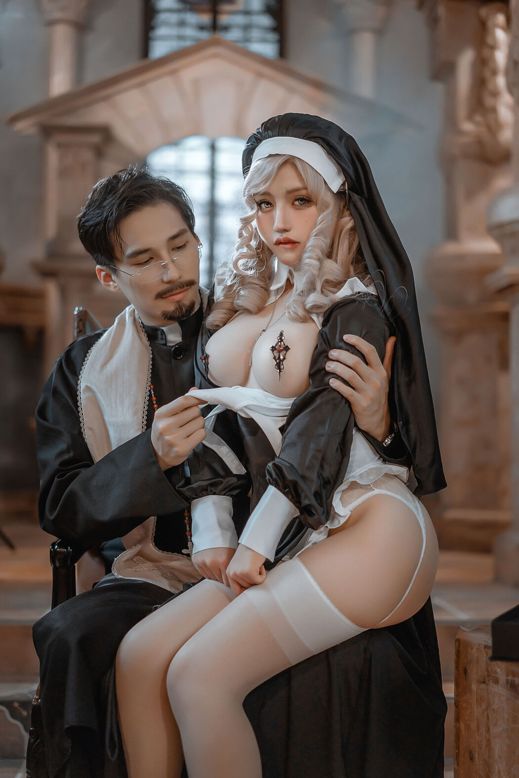 [Net Red COSER Photo] A Smile and Fragrance Photo - Father and Nun