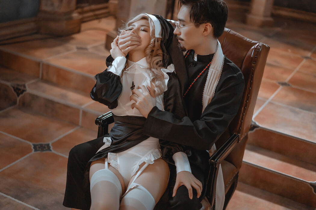 [Net Red COSER Photo] A Smile and Fragrance Photo - Father and Nun