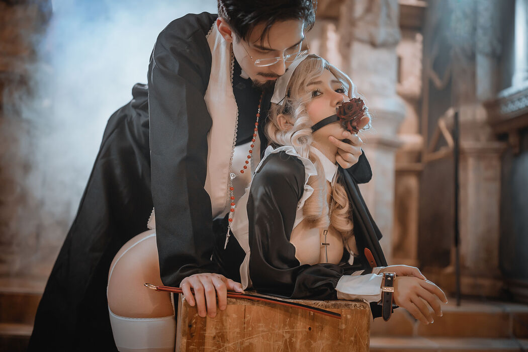 [Net Red COSER Photo] A Smile and Fragrance Photo - Father and Nun