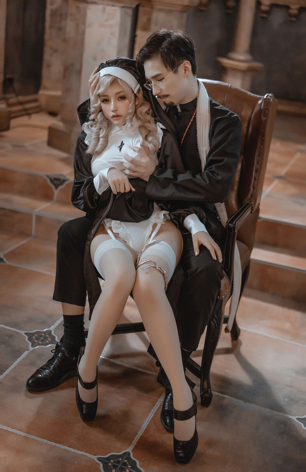 [Net Red COSER Photo] A Smile and Fragrance Photo - Father and Nun