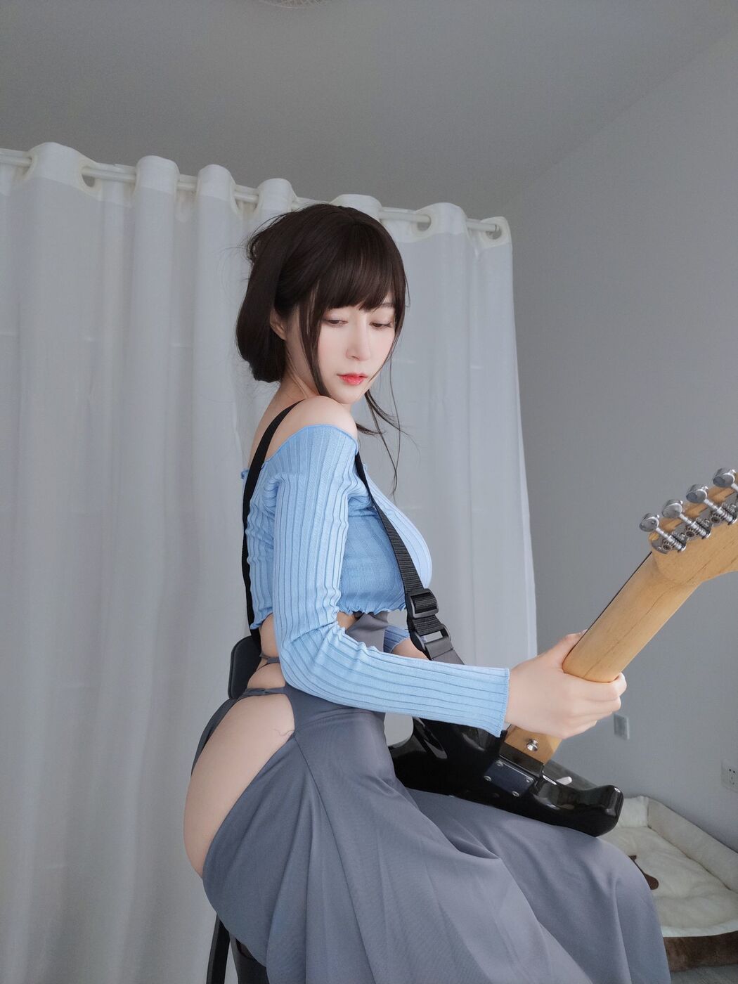 [Internet celebrity COSER photo] Miss Coser Baiyin - Guitar sister