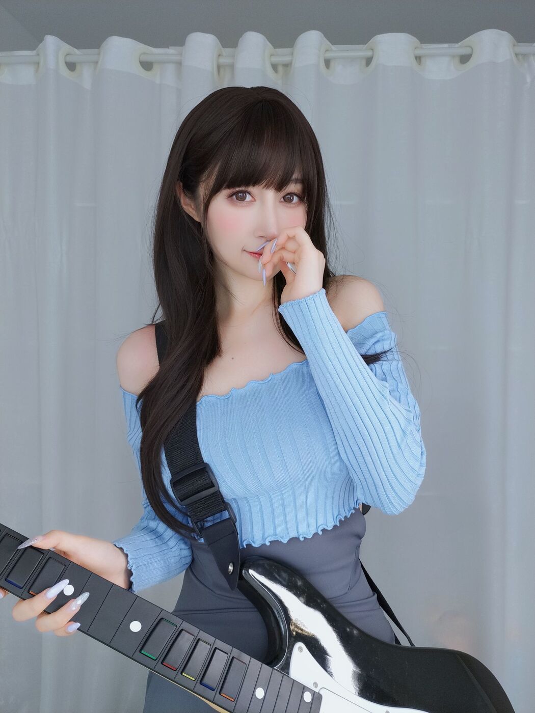 [Internet celebrity COSER photo] Miss Coser Baiyin - Guitar sister