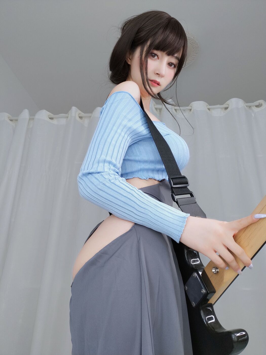 [Internet celebrity COSER photo] Miss Coser Baiyin - Guitar sister