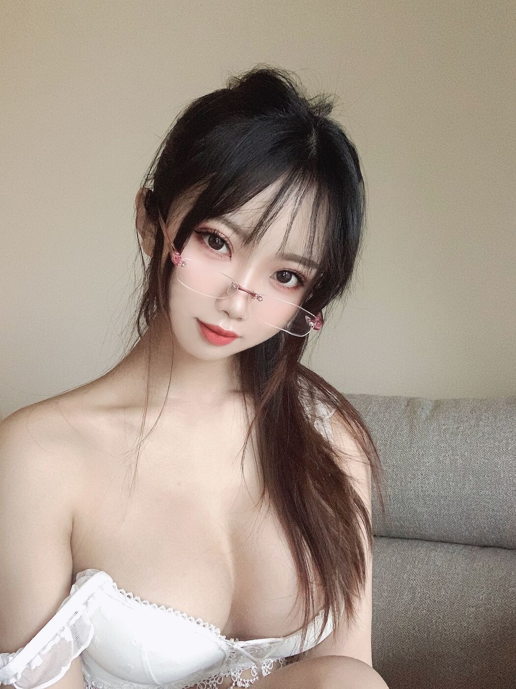 [Net Red COSER] White Tender Beautiful Girl Ghost Animal Yao - White Underwear Cover Photo