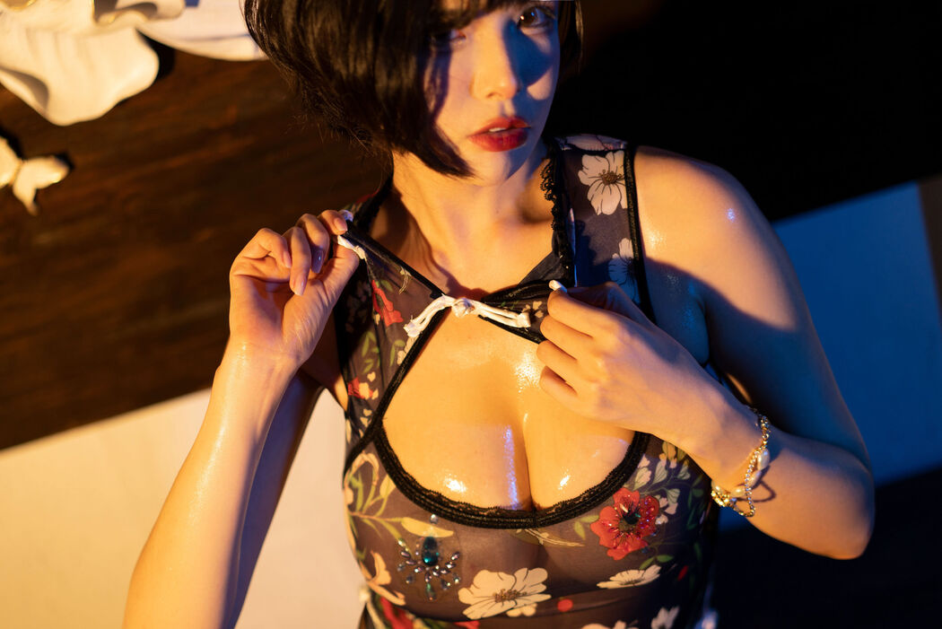 [Net Red COSER Photo] Autumn and Corgi (Xia Xiaoqiu Qiuqiu) - warm and fragrant