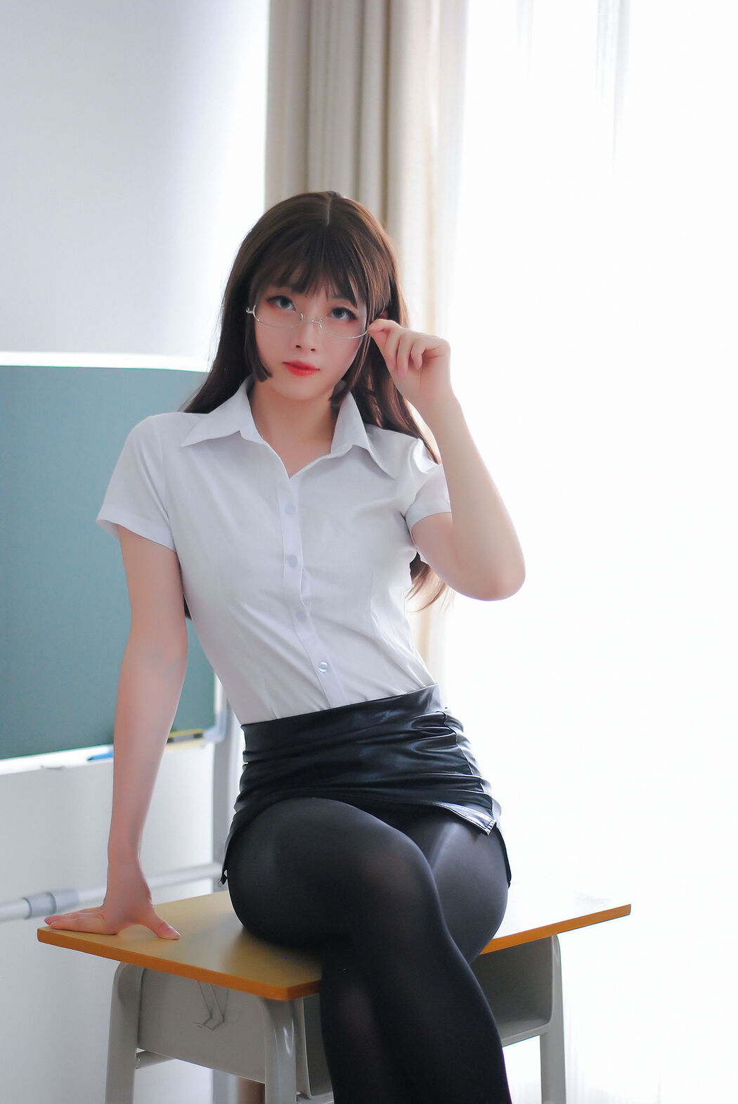 [Internet celebrity COSER photo] Bai Lu is very white - OL classroom