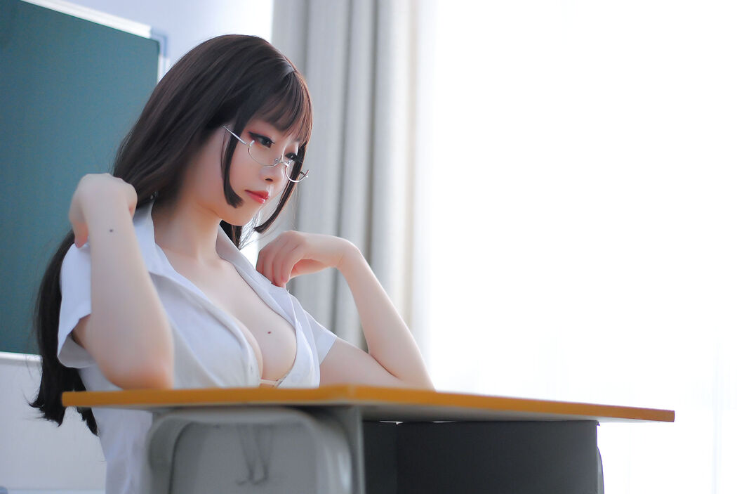 [Internet celebrity COSER photo] Bai Lu is very white - OL classroom