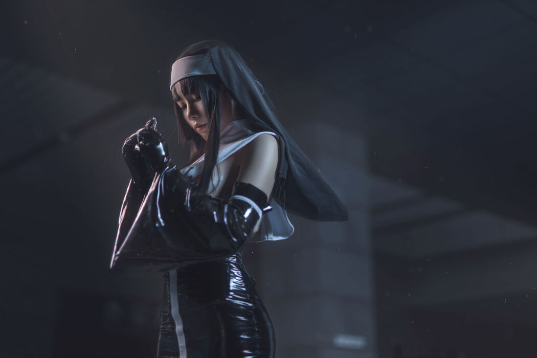 [Internet celebrity COSER photo] Anime blogger uki rainy season - nun black gel coat